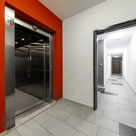 Apartment - Cozy With Parking *